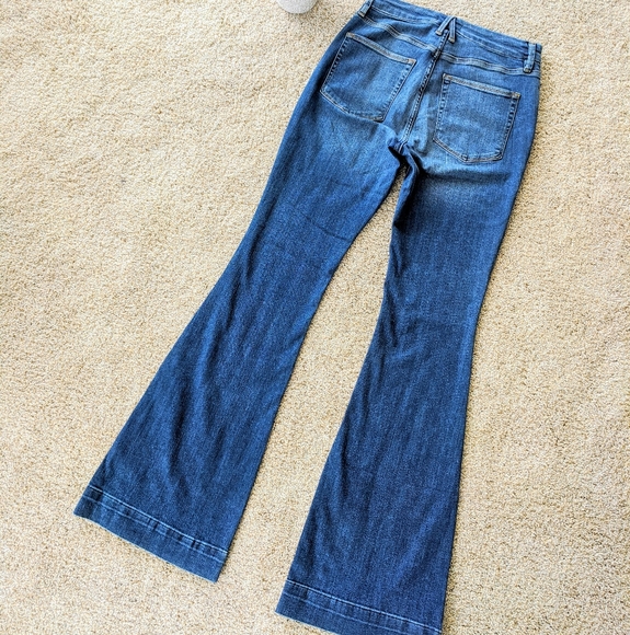 Good American Good Flare Jeans - Picture 3 of 8